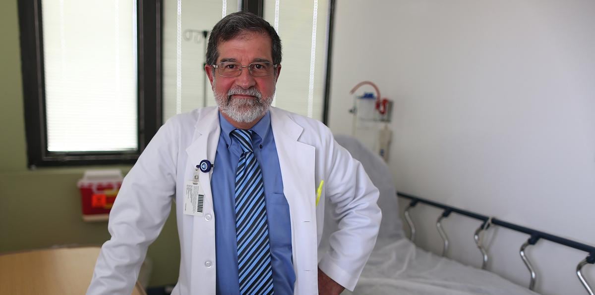 El doctor Fernando Cabanillas argumenta sobre un medicamento prescrito para pacientes con diabetes tipo 2 que, según estudios recientes, parece tener resultados vinculados a mayor longevidad de adultos mayores.