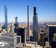 Cuatro rascacielos residenciales se alzan sobre el perfil de Manhattan al sur del Central Park: (de izquierda a derecha) Central Park Tower, One57, Steinway Tower y MoMA Expansion Tower.