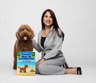 Evelyn Allendes con su perro Bear, protagonista del libro The Adventures of Bear the Goldendoodle and The Iguana, una historia para niños escrita en versos.