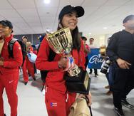 Annelisse Vargas llegó con trofeo en mano .