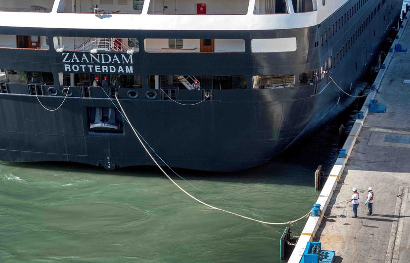 La embarcación Zandaam pudo anclar luego de varios días de negociaciones con las autoridades de Broward. (EFE)