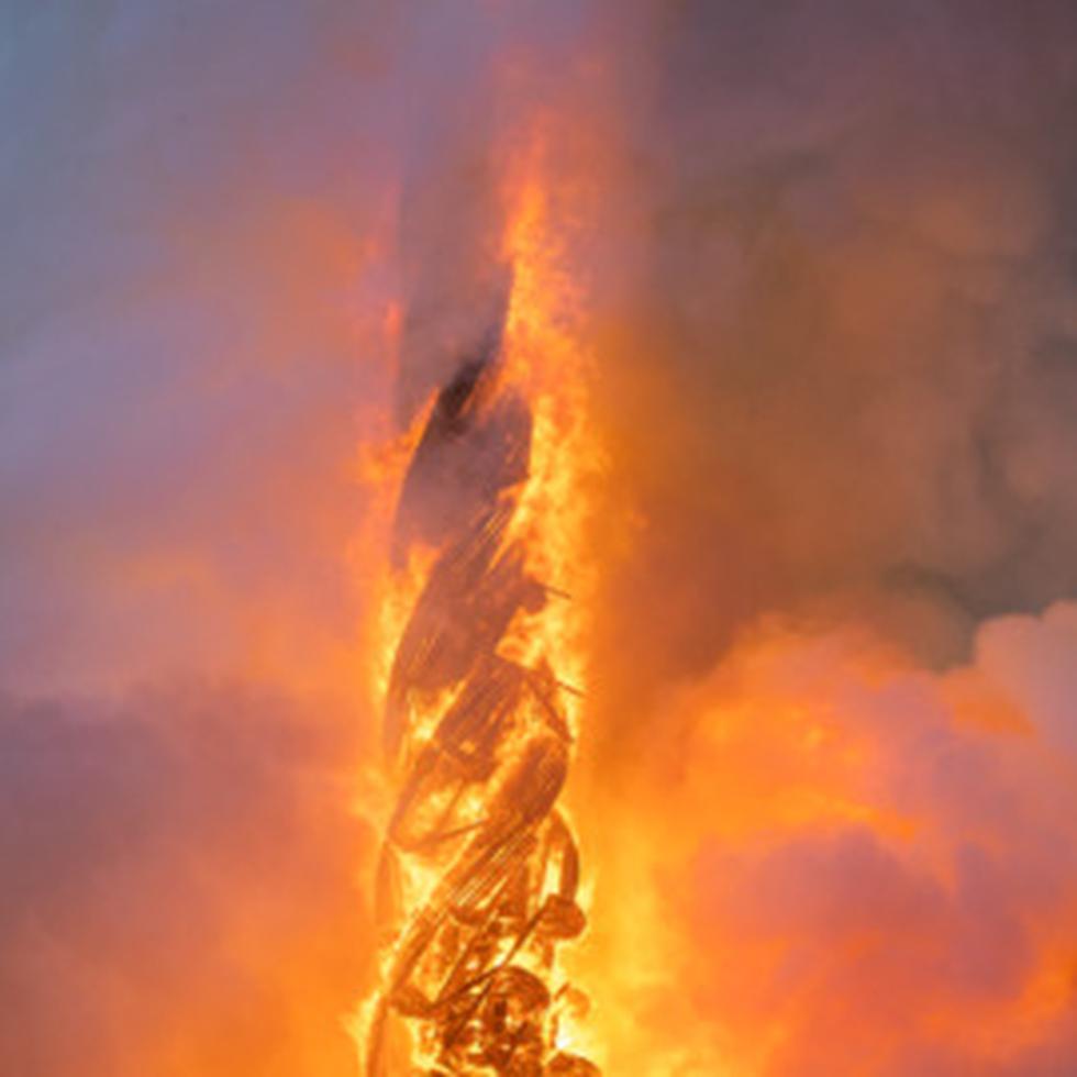 Un incendio causa graves daños en el histórico edificio de la Bolsa de Copenhague