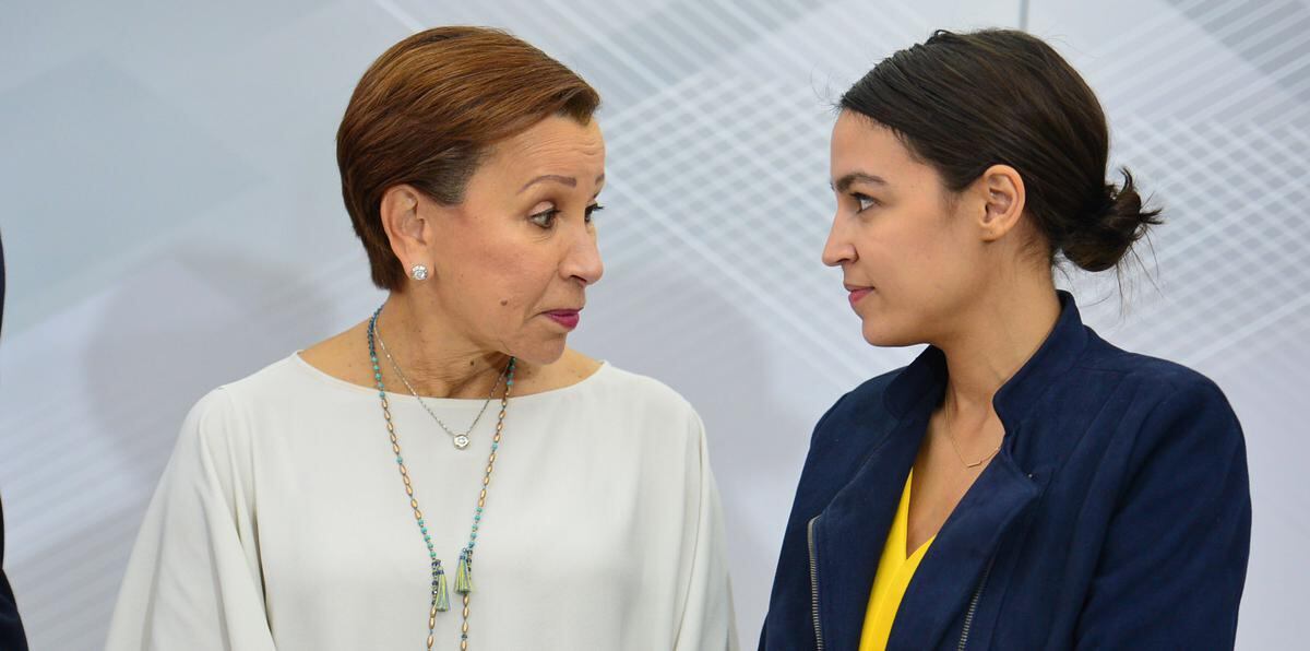 Nydia Velázquez y Alexandria Ocasio Cortez, congresistas demócratas puertorriqueñas.
