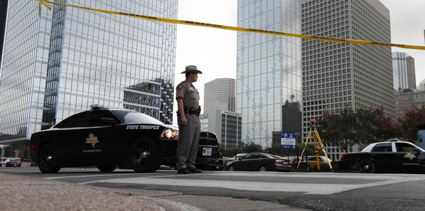 La escena de pesadilla pronosticada por algunos agentes de la ley cuando Texas aprobó la norma de portación de armas se hizo realidad tras el tiroteo. (AP)