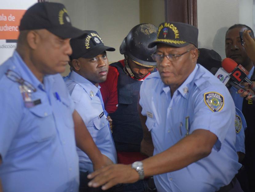 Gabriel Alexander Pérez Vizcaino, alias "El Hueso", es escoltado a su salida de la corte en Santo Domingo, el lunes 17 de junio de 2019. (AP/Roberto Guzmán)
