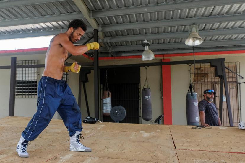 El boxeador Jonathan “Bum Bum” López entrena sobre un cuadrilátero que no tiene lona ni cuerdas. Su entrenador, Santos López, ha tenido que buscar otros gimnasios para que el atleta pueda prepararse.