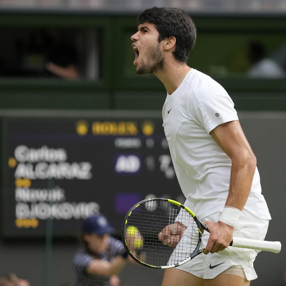 Carlos Alcaraz grita tras ganar un punto ante Novak Djokovic durante la final masculina de Wimbledon.