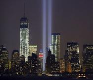 Fotografía de archivo del miércoles 11 de septiembre de 2013, dos rayos gemelos son proyectados hacia el cielo en memoria de los fallecidos por los ataques terroristas del 11 de septiembre de 2001 en la ciudad de Nueva York.