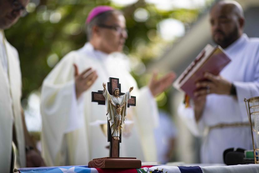 Roberto González Nieves (arzobispo) ofreció una misa en el patio de la capilla San Judas Tadeo en la comunidad La Luna, en Guánica.
