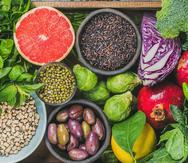 Existen muchos tipos de antioxidantes y cada uno actúa de forma diferente por lo que se requiere proveer al cuerpo de una alimentación balanceada que incluya cereales, proteínas, lácteos, frutas y vegetales. (Shutterstock)