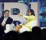 ARCHIVO - El director general de Twitter, Elon Musk, habla con Linda Yaccarino, presidenta de publicidad en NBC, sobre una conferencia de publicidad, el martes 18 de abril de 2023, en Miami Beach, Florida. (AP Foto/Rebecca Blackwell, Archivo)