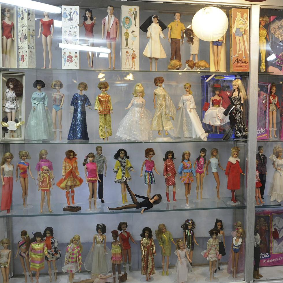 Foto de archivo de una exposición de muñecas Barbie.