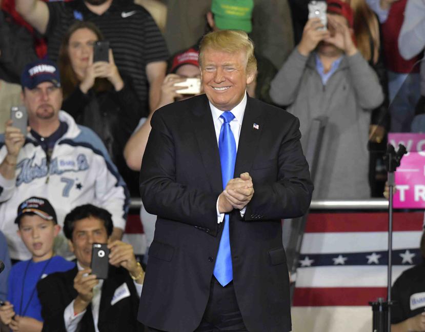 El presidente Donald Trump sonríe durante un mitin en Eastern Kentucky University. (AP)