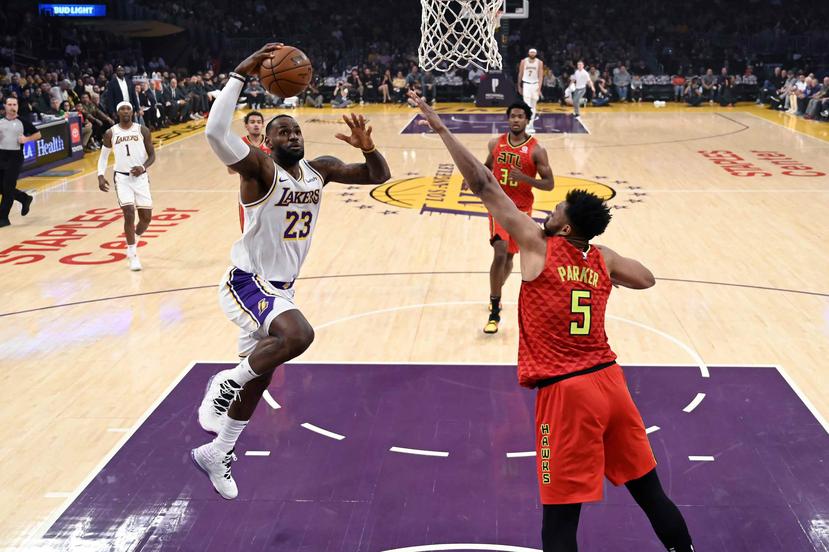 LeBron James y los Lakers tienen el mejor récord en la Conferencia del Oeste. (AP)