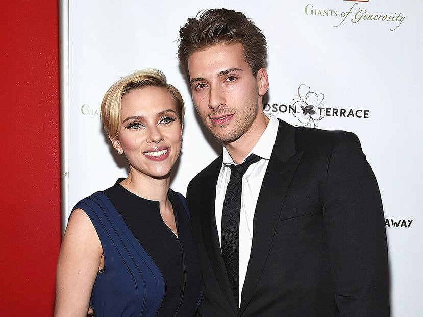 Scarlett Johansson junto a su hermano Hunter.