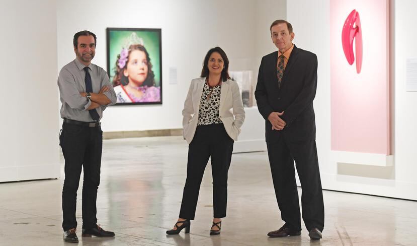 El curador Juan López Quintero; la directora ejecutiva interina, Marta Mabel Pérez, y John T. Belk, presidente del Comité de Adquisiciones y Exhibiciones, todos del MAPR.