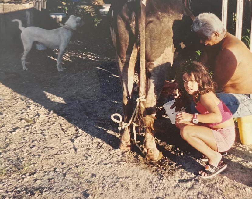 De niña, ayudaba a sus abuelos a atender a los animales de su finca. En la foto, Molina Aponte junto a su abuelo materno, Juan Ramón.