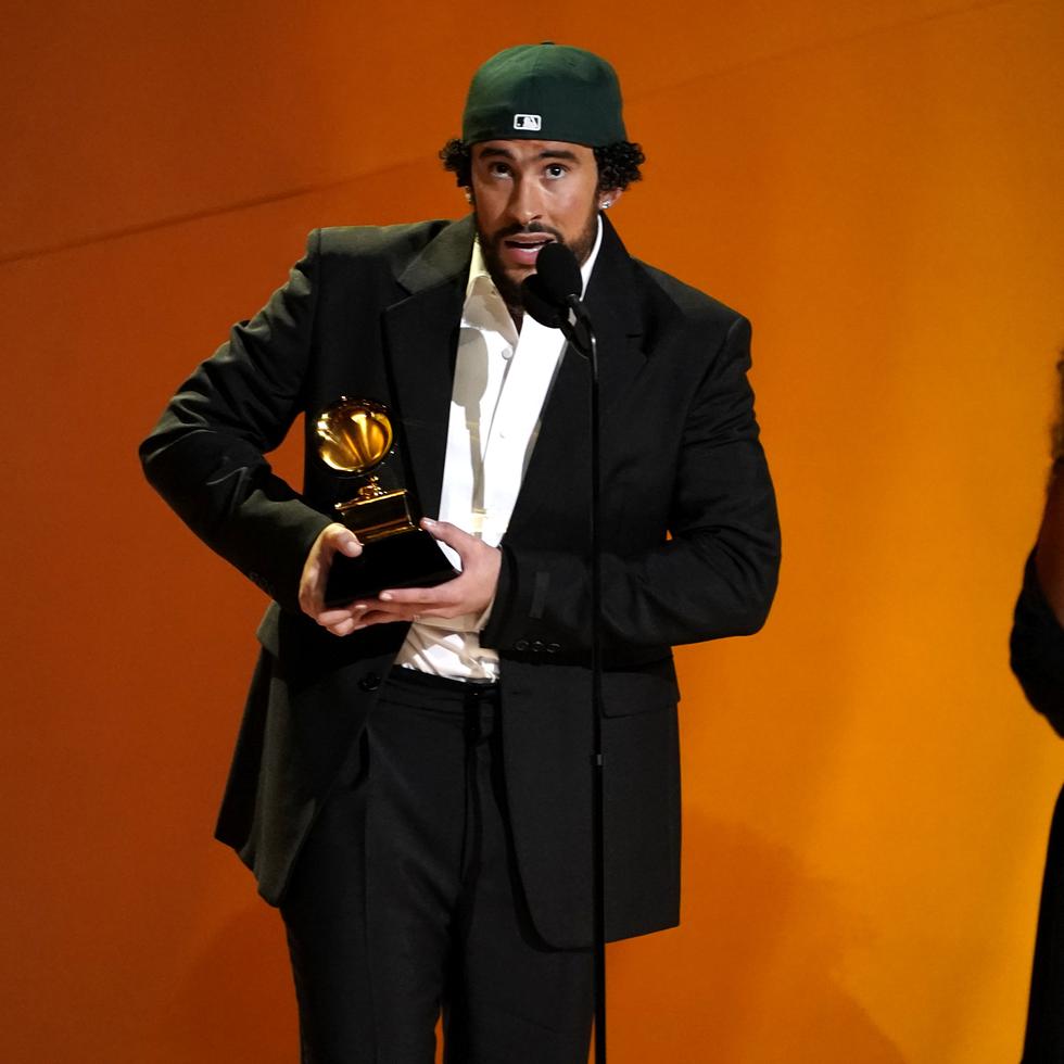Bad Bunny recibe el premio a mejor álbum de música urbana  por "Un verano sin ti" en la endición 65 de los Premios Grammy.