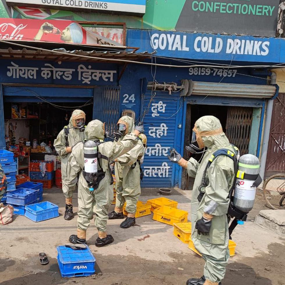 Personal de la Fuerza Nacional india de Respuesta a Desastres evacua a gente tras una fuga de gas en Giaspura, Ludhiana, en el estado de Punjab, India, el domingo 30 de abril de 2023. (Fuerza Nacional de Respuestas a Desastres via AP)