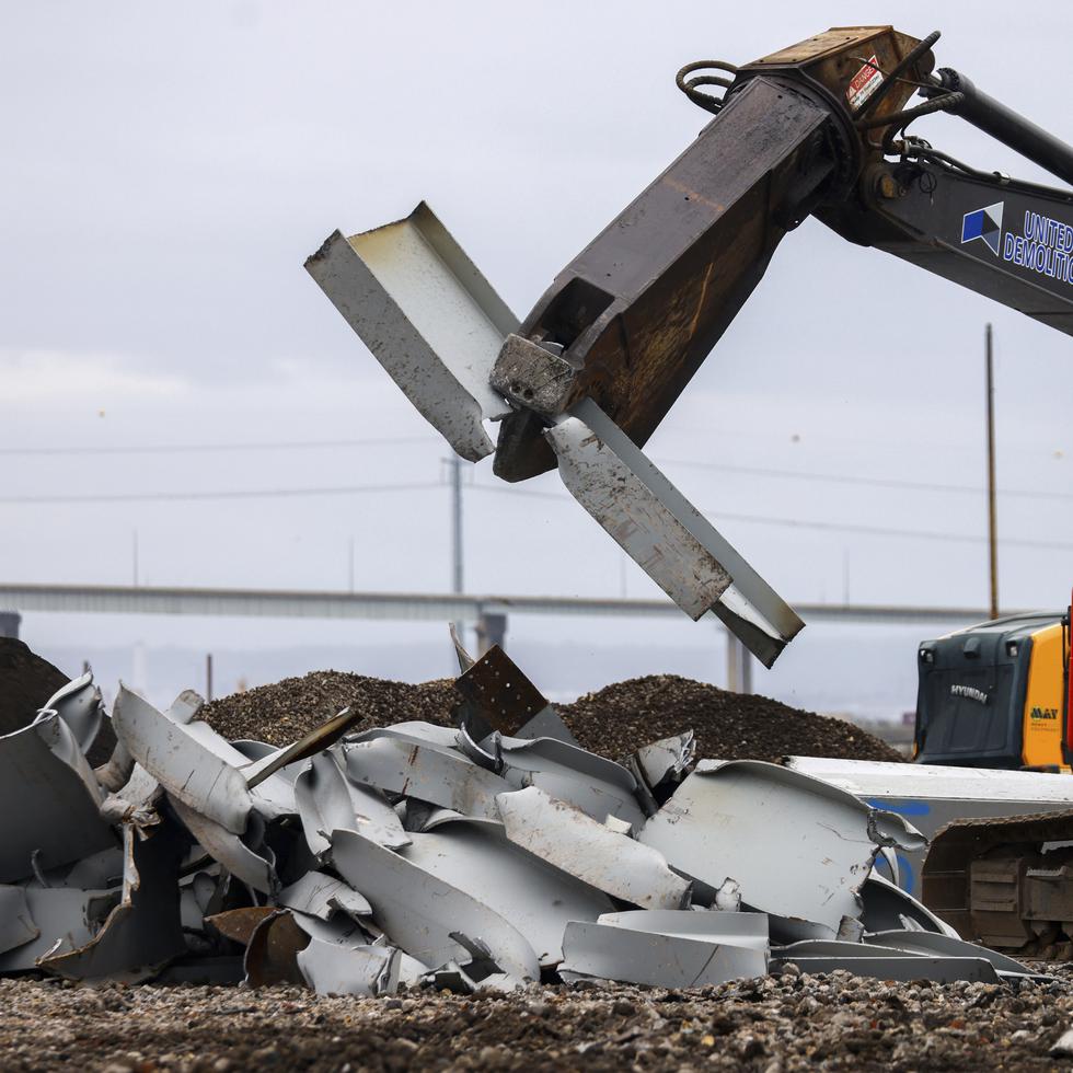 Una máquina parte una pieza recuperada del derrumbado puente Francis Scott Key en Tradepoint Atlantic, en Sparrows Point, Maryland, a casi tres semanas del accidente.