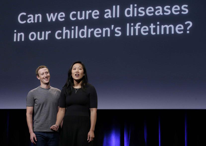 Este anuncio del matrimonio llega después de que Zuckerberg, a finales de 2015 y coincidiendo con el nacimiento de su hija Max, prometiera donar a lo largo de su vida el 99 % de sus acciones de Facebook para proyectos solidarios. (AP)