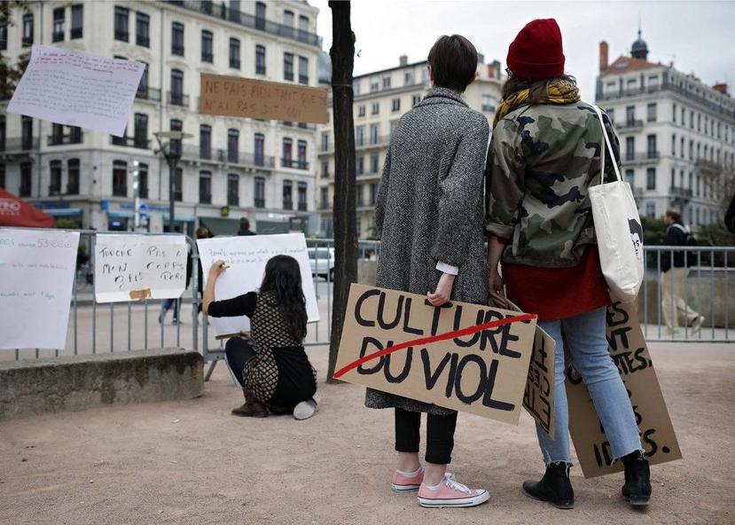 Una mujer sostiene un cartel que dice "Cultura de violación" durante una protesta en Lyon, en el centro de Francia, en apoyo a una ola de testimonios sobre casos de acoso sexual. (AP)