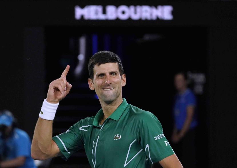 El serbio Novak Djokovic celebra tras vencer al suizo Roger Federer en su semifinal en el Abierto de Australia Melbourne. (AP/Lee Jin-man)