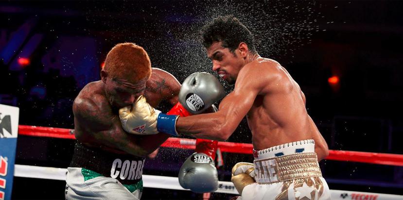 Al momento del nocaut, Alberto Machado (derecha) estaba claramente atrás en la pelea y había sobrevivido dos instancias en las que Corrales lo lastimó serio. (Captura Twitter/HBO Boxing)