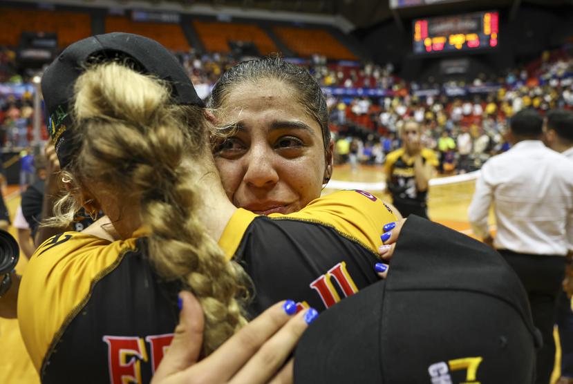 Paola Santiago, entre lágrimas, celebra el título de las Pinkin de Corozal.