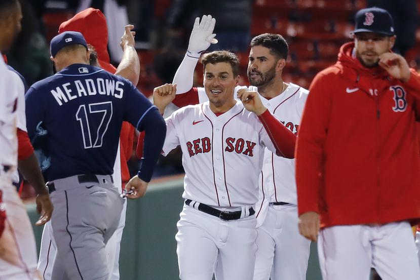 J.D. Martínez, de los Red Sox de Boston, festeja tras conectar un doble que significó la victoria sobre los Rays de Tampa Bay, el martes 6 de abril de 2021.