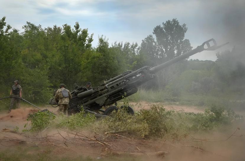 Soldados ucranianos disparan contra posiciones rusas con un obús M777 suministrado por Estados Unidos en la región oriental de Donetsk.