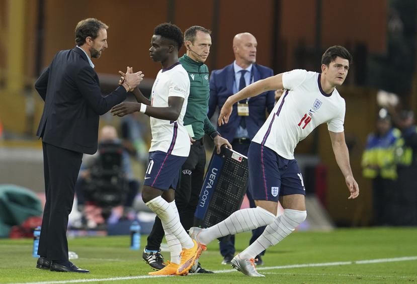 El técnico de Inglaterra Gareth Southgate (izquierda) saluda a Bukayo Saka tras ser una sustitución durante el partido contra Hungría en la Liga de Naciones de la UEFA.