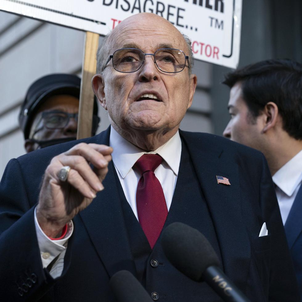 Giuliani deberá comparecer ante la corte el martes, a menos que se le conceda un aplazamiento.