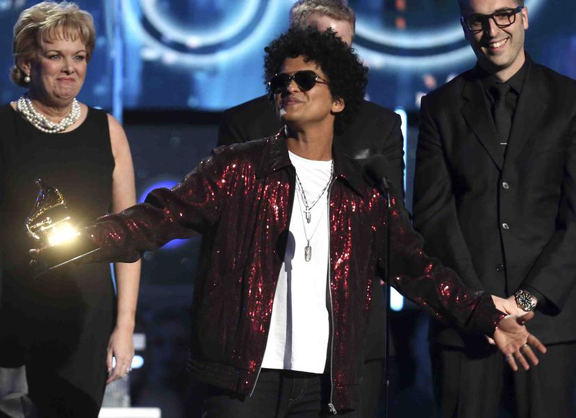 Bruno Mars celebra luego de obtener el Grammy al álbum del año. El artista ahora cuenta con 11 premios en su carrera. (Matt Sayles/Invision/AP)