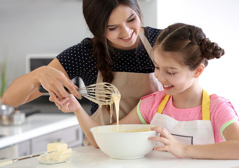 Se debe optar por recetas sencillas en las que los niños hagan movimientos que ayuden a su motricidad.(Shutterstock)