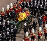 Queen Elizabeth II's funeral cortege borne on the State Gun Carriage of the Royal Navy travels along The Mall  in London, Monday, Sept. 19, 2022. (Chip Somodevilla/Pool Photo via AP)