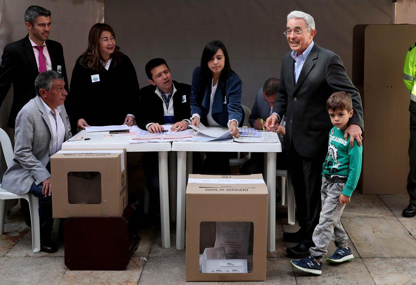 El expresidente colombiano Álvaro Uribe. segundo a la derecha, acude a votar. (EFE)