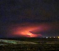 El cielo nocturno brilla tras la erupción de un volcán el viernes 19 de marzo de 2021 en la península Reykjanes de Islandia, no lejos de la capital Reikiavik.