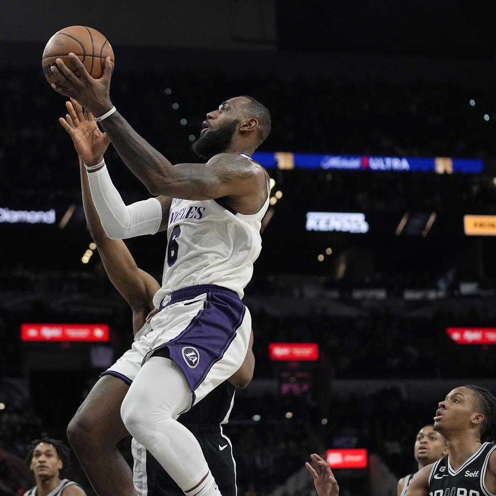 El alero de los Lakers de Los Ángeles, LeBron James, realiza un intento durante el encuentro del sábado ante los Spurs de San Antonio.