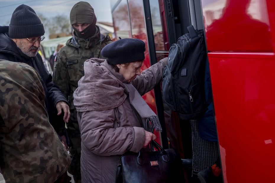 La Unión Europea permitió a los ucranianos que huyen de la guerra permanecer en sus países miembros por hasta tres años, sin visa. Les eximió, así, del largo proceso de solicitar asilo que ha aplicado a refugiados de muchas otras guerras.