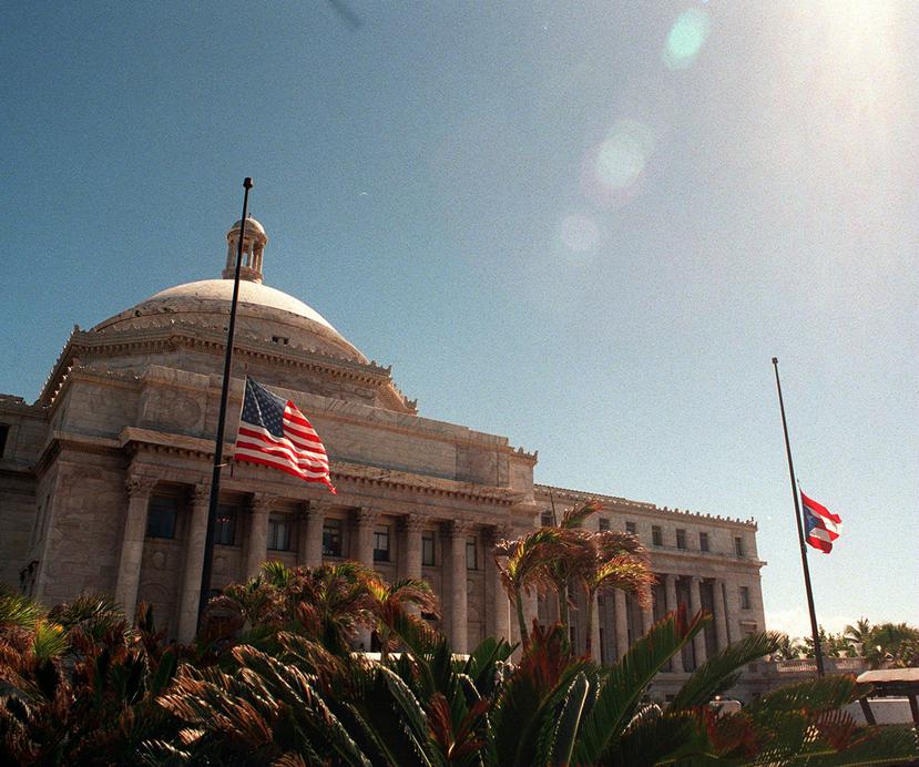 En esta imagen se observan las banderas a media asta frente al Capitolio. (GFR Media)