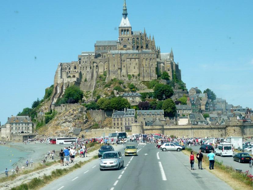 Lugares turísticos como el Mont Sant Michel, en Francia, volverán a recibir visitantes tan pronto se vuelva a la normalidad. (Archivo GFR Media)