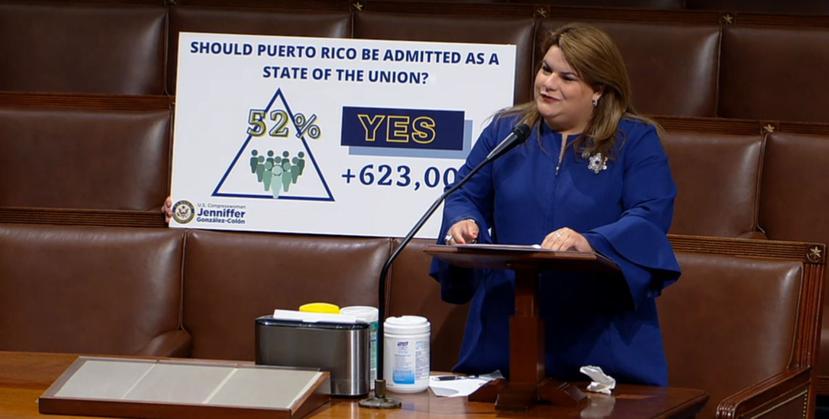 La comisionada residente Jenniffer González presentó el resultado del plebiscito de status ante el Congreso.