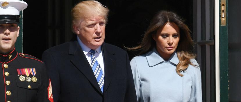 Melania Trump seleccionó un abrigo en tono azul claro, hecho a la medida por la firma Max Mara. (Foto: EFE)