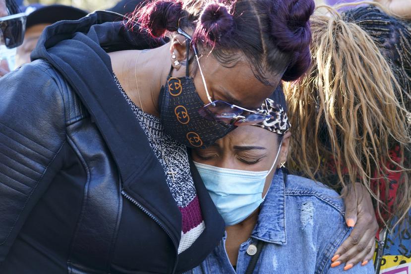 La ex esposa de DMX, Tashera Simmons, a la izquierda, se abraza con su actual novia, Desiree Lindstrom, durante la vigilia de oración que se llevó a cabo el lunes en la tarde en Nueva York.