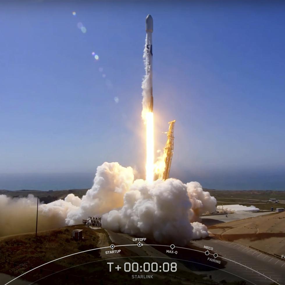 En esta imagen, tomada de un video proporcionado por SpaceX, la misión del Falcon 9 que pondrá 53 satélites Starlink en órbita, despega del complejo de lanzamiento espacial 4 East (SLC-4E), en la base Vandenberg de la Fuerza Aérea, en California.