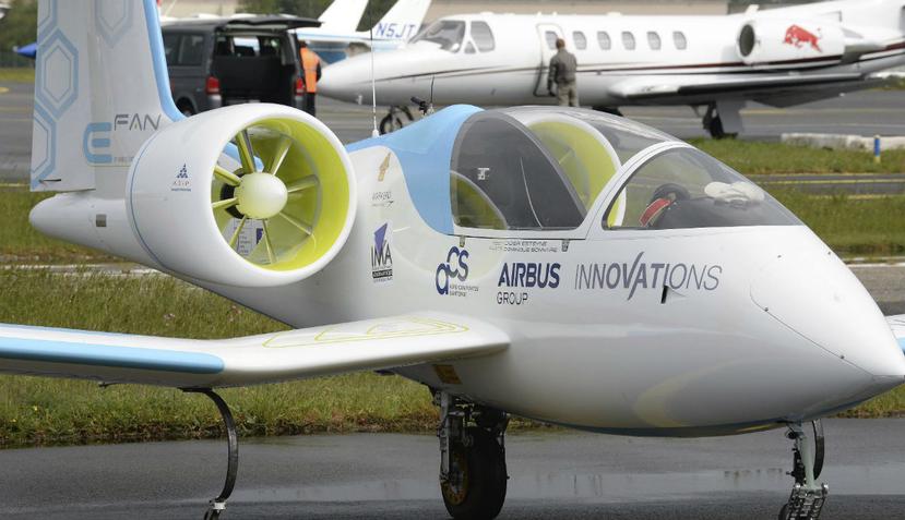 El E-Fan, un prototipo de avión eléctrico producido por el grupo Airbus, está diseñado para la preparación de pilotos (EFE).