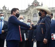 El presidente de Perú, Pedro Castillo, mientras saluda al primer ministro, Guido Bellido, izquierda, en Lima, Perú.