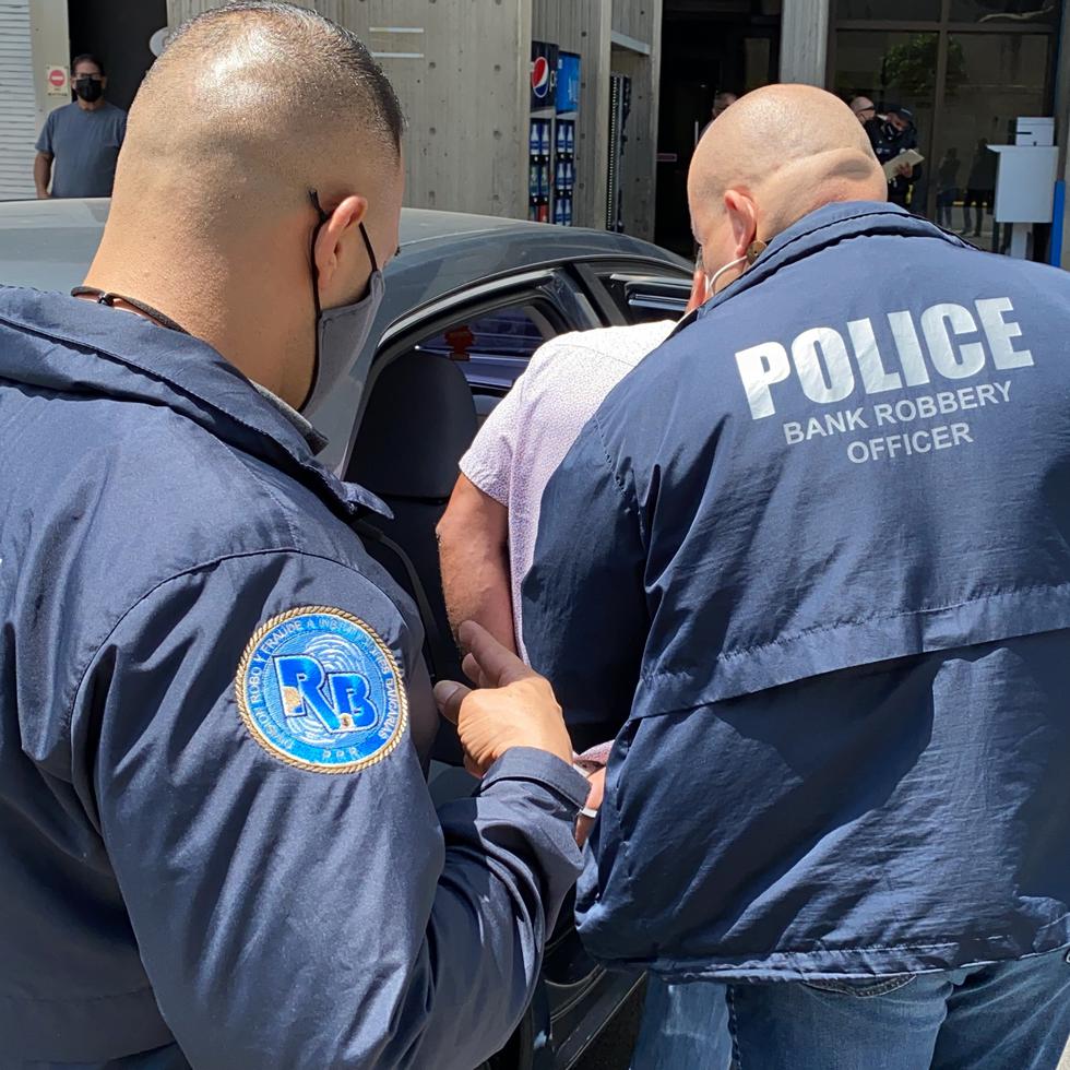 Antes de que se suspendieran las acusaciones por el contagio de agentes con el COVID-19, la Policía había arrestado a 70 personas por fraude al PUA.