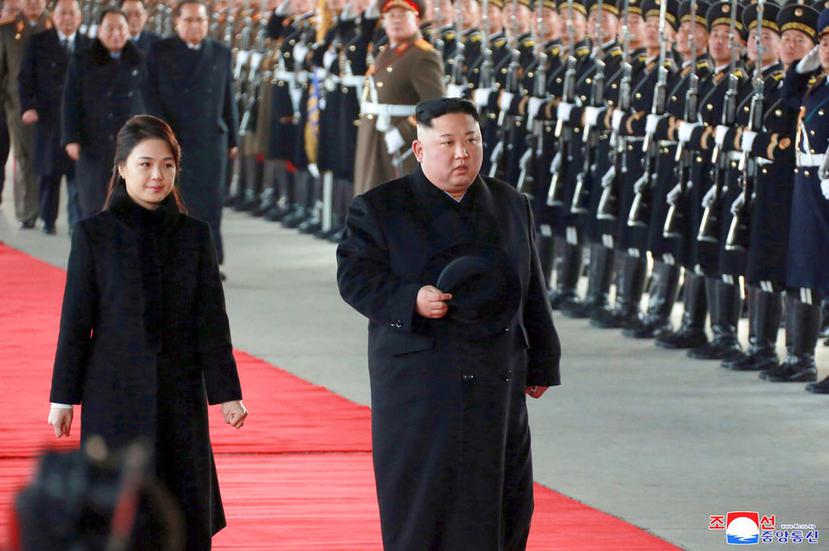 El líder norcoreano Kim Jong-un camina en compañía de su esposa Ri Sol Jr en una estación de Pyongyang antes de salir rumbo a China. (Korean Central News Agency/Korea News Service vía AP)